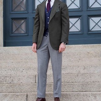 С чем носить пурпурный галстук мужчине в деловом стиле: Несмотря на то, что это довольно-таки консервативный образ, тандем оливкового пиджака и пурпурного галстука всегда будет выбором стильных мужчин, неизбежно покоряя при этом дамские сердца. Темно-коричневые кожаные оксфорды становятся прекрасным дополнением к твоему образу.