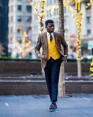 Какие лоферы носить с разноцветным пиджаком мужчине осень: Разноцветный пиджак в сочетании с темно-синими классическими брюками позволит создать эффектный мужской лук. Пара лоферов великолепно гармонирует с остальными вещами из образа. Такое сочетание вещей поможет поднять настроение в прохладный осенний день.