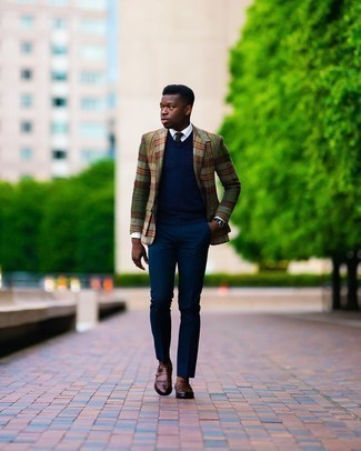 С чем носить разноцветный шерстяной пиджак в шотландскую клетку мужчине в деловом стиле: Комбо из разноцветного шерстяного пиджака в шотландскую клетку и темно-синих классических брюк поможет создать модный и в то же время элегантный лук. Вкупе с этим образом великолепно смотрятся коричневые кожаные лоферы c бахромой.