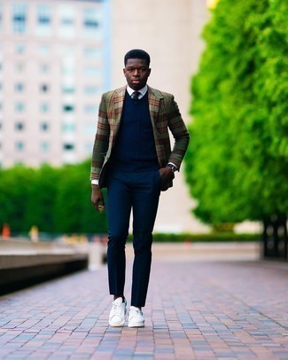 С чем носить разноцветный шерстяной пиджак в шотландскую клетку мужчине осень: Разноцветный шерстяной пиджак в шотландскую клетку в сочетании с темно-синими классическими брюками — хороший пример строгого делового стиля. Этот лук великолепно дополнят бело-зеленые кожаные низкие кеды. Это замечательный лук, который прекрасно подходит для весенне-осенней погоды.