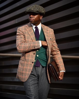 С чем носить темно-зеленую кепку мужчине: Светло-коричневый шерстяной пиджак с узором "гусиные лапки" и темно-зеленая кепка — замечательная формула для создания приятного и удобного лука.