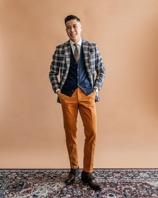 С чем носить коричневый галстук в 20 лет мужчине: Темно-сине-белый пиджак в шотландскую клетку в сочетании с коричневым галстуком — отличный пример делового городского стиля. Весьма выгодно здесь будут смотреться темно-коричневые замшевые монки.