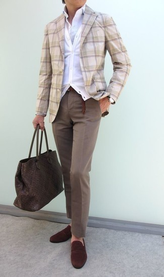 Как носить пиджак с лоферами за 50 лет мужчине в теплую погоду: Сочетание пиджака и коричневых классических брюк позволит составить стильный и утонченный образ. В этот образ легко интегрировать пару лоферов.