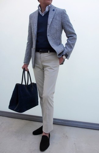 Какие брюки чинос носить с бело-темно-синей классической рубашкой за 50 лет в стиле смарт-кэжуал: Если ты принадлежишь к той категории мужчин, которые любят выглядеть стильно, тебе полюбится дуэт бело-темно-синей классической рубашки и брюк чинос. Разнообразить ансамбль и добавить в него толику классики позволят черные замшевые лоферы.
