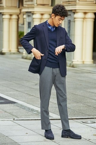 Какие классические брюки носить с синей классической рубашкой в 20 лет мужчине осень в деловом стиле: Синяя классическая рубашка в паре с классическими брюками позволит создать модный и утонченный образ. Тебе нравятся незаурядные сочетания? Дополни свой образ темно-синими замшевыми лоферами. Это прекрасный образ, который прекрасно подойдет для пасмурной погоды.