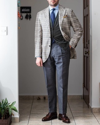 Как носить темно-серые классические брюки с серым пиджаком в 30 лет мужчине осень: Сочетание серого пиджака и темно-серых классических брюк позволит создать стильный и изысканный лук. Темно-коричневые кожаные монки с двумя ремешками — великолепный вариант, чтобы дополнить образ. Если хочешь выглядеть по-осеннему ярко и необычно, определенно возьми этот ансамбль на вооружение.