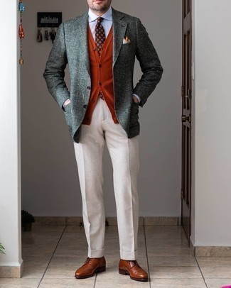 С чем носить коричневый галстук с принтом мужчине: Темно-зеленый шерстяной пиджак и коричневый галстук с принтом — превосходный пример изысканного мужского стиля. Пара коричневых кожаных брогов очень органично вписывается в этот образ.