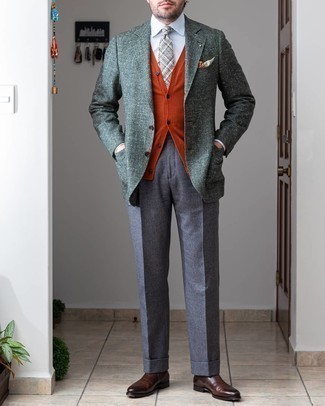 С чем носить серые шерстяные классические брюки мужчине осень в деловом стиле: Темно-зеленый шерстяной пиджак в сочетании с серыми шерстяными классическими брюками позволит создать модный и мужественный лук. Чтобы образ не получился слишком отполированным, можно дополнить его темно-коричневыми кожаными ботинками челси. Как нам кажется, это классный образ на тот сезон, когда столбик термометра начинает стремиться вниз.