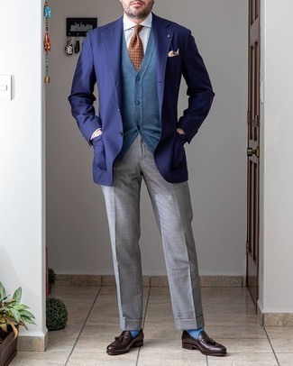 Как носить синий пиджак с серыми брюками мужчине осень в деловом стиле: Комбо из синего пиджака и серых брюк поможет воплотить строгий деловой стиль. Не прочь сделать ансамбль немного элегантнее? Тогда в качестве дополнения к этому луку, выбери темно-коричневые кожаные лоферы с кисточками. С таким образом в своем арсенале, ты всегда будешь выглядеть образцово-показательно, несмотря на портящуюся погоду.