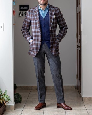 Как носить темно-коричневый шерстяной пиджак с серыми классическими брюками в 30 лет мужчине в деловом стиле: Темно-коричневый шерстяной пиджак и серые классические брюки позволят составить эффектный мужской лук. Этот лук великолепно дополнят темно-коричневые кожаные ботинки челси.