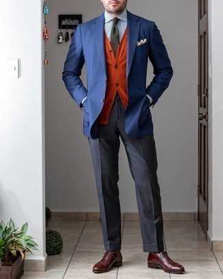 Как носить темно-серые классические брюки с красными кожаными оксфордами: Комбо из темно-синего пиджака и темно-серых классических брюк поможет создать запоминающийся мужской лук. В тандеме с этим луком наиболее уместно будут смотреться красные кожаные оксфорды.