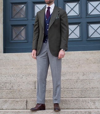 С чем носить темно-пурпурный галстук мужчине в теплую погоду в деловом стиле: Сочетание оливкового шерстяного пиджака и темно-пурпурного галстука поможет реализовать элегантный мужской стиль. В сочетании с этим образом стильно смотрятся темно-коричневые кожаные оксфорды.