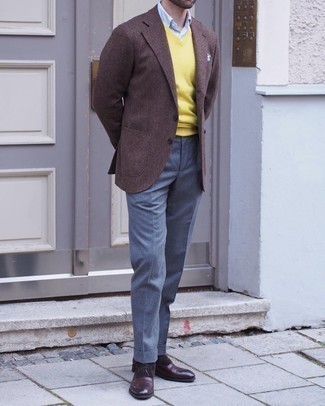 Как носить коричневый шерстяной пиджак с серыми классическими брюками мужчине: Сочетание коричневого шерстяного пиджака и серых классических брюк поможет примерить на себя строгий мужской стиль. Вкупе с этим образом чудесно выглядят темно-коричневые кожаные классические ботинки.
