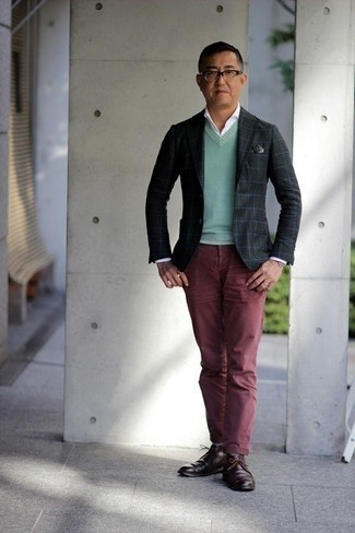С чем носить темно-зеленый пиджак в клетку мужчине в стиле смарт-кэжуал: Темно-зеленый пиджак в клетку в сочетании с темно-красными брюками чинос может стать великолепным офисным луком. Пара темно-коричневых кожаных ботинок дезертов позволит сделать образ более цельным.