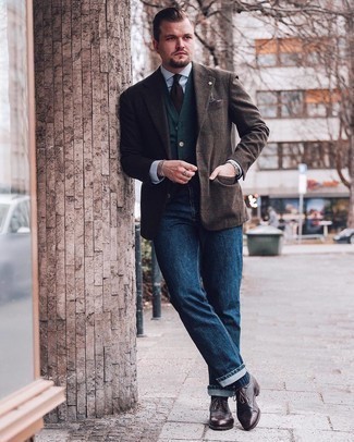 С чем носить табачный шерстяной пиджак в шотландскую клетку мужчине в теплую погоду в стиле смарт-кэжуал: Тандем табачного шерстяного пиджака в шотландскую клетку и темно-синих джинсов поможет реализовать в твоем образе городской стиль современного парня. Любители свежих идей могут завершить ансамбль темно-коричневыми кожаными брогами, тем самым добавив в него немного классики.