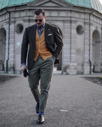 С чем носить темно-зеленый шерстяной пиджак в шотландскую клетку в 30 лет мужчине в деловом стиле: Несмотря на то, что этот образ кажется достаточно консервативным, сочетание темно-зеленого шерстяного пиджака в шотландскую клетку и оливковых классических брюк всегда будет нравиться джентльменам, но также пленяет при этом сердца прекрасных дам. Черные кожаные броги идеально дополнят этот ансамбль.