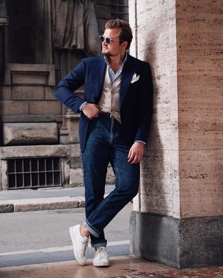 Какие классические рубашки носить с бело-синими низкими кедами мужчине в теплую погоду в стиле смарт-кэжуал: Классическая рубашка и темно-синие джинсы помогут создать необычный мужской лук для рабочего дня в офисе. Выбирая обувь, можно немного пофантазировать и закончить образ бело-синими низкими кедами.