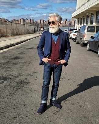 Какие пиджаки носить с синими повседневными ботинками за 50 лет мужчине: Если ты приписываешь себя к той немногочисленной категории джентльменов, способных неплохо ориентироваться в том, что стильно, а что нет, тебе подойдет тандем пиджака и темно-синих джинсов. В паре с этим образом чудесно смотрятся синие повседневные ботинки.