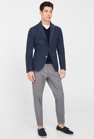 Модный лук: темно-синий шерстяной пиджак, темно-синий трикотажный жилет, белая футболка с круглым вырезом, серые брюки чинос