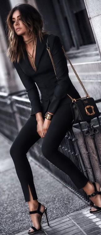 Модный лук: черный пиджак, черные узкие брюки, черные замшевые босоножки на каблуке, черно-золотая кожаная сумка через плечо