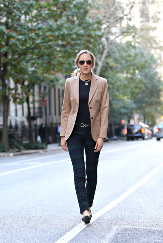 Какие узкие брюки носить с светло-коричневым пиджаком в 30 лет: Светло-коричневый пиджак и узкие брюки будет великолепным вариантом для простого повседневного ансамбля. Черные кожаные туфли неплохо дополнят этот образ.