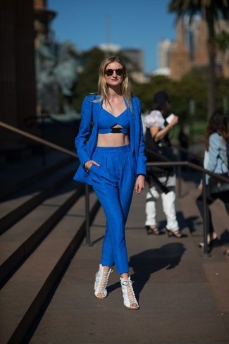 С чем носить синие классические брюки женщине: Синий пиджак и синие классические брюки — великолепный вариант для воплощения лука в стиле smart casual. Вкупе с этим луком чудесно будут выглядеть белые кожаные босоножки на каблуке.