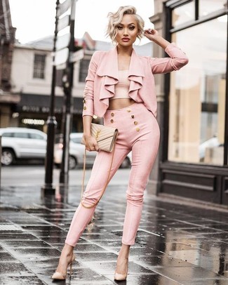 С чем носить розовые узкие брюки лето в стиле смарт-кэжуал: Розовый пиджак и розовые узкие брюки — хороший лук, если ты ищешь расслабленный, но в то же время модный лук. Очень выигрышно здесь смотрятся бежевые кожаные туфли. Такое сочетание одежды даст комфорт в настоящую жару и уверенность в том, что ты выглядишь потрясающе.