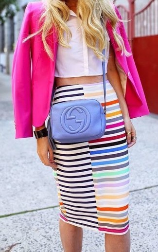 Модный лук: ярко-розовый пиджак, белый укороченный топ, разноцветная юбка-карандаш в горизонтальную полоску, светло-фиолетовая кожаная сумка через плечо