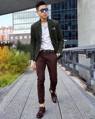 Модный лук: темно-зеленый вельветовый пиджак, серая футболка на пуговицах, коричневые брюки чинос, темно-коричневые кожаные монки