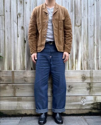 С чем носить табачный хлопковый пиджак мужчине осень: Фанатам стиля элегантная повседневность придется по вкусу тандем табачного хлопкового пиджака и темно-синих джинсов. Дополнив ансамбль черными кожаными ботинками челси, можно привнести в него классическую нотку. Если хочешь выглядеть по-осеннему ярко и модно, тебе определенно стоит взять этот лук на заметку.