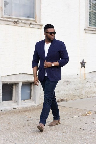 С чем носить темно-синий пиджак в 30 лет мужчине в стиле смарт-кэжуал: Сочетание темно-синего пиджака и темно-синих джинсов позволит выглядеть аккуратно, но при этом выразить твой индивидуальный стиль. Любители экспериментов могут закончить ансамбль коричневыми замшевыми ботинками челси, тем самым добавив в него немного строгости.