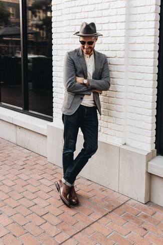 Как носить серый пиджак с темно-синими брюками мужчине: Если ты принадлежишь к той категории молодых людей, которые одеваются с иголочки, тебе подойдет ансамбль из серого пиджака и темно-синих брюк. Если ты любишь смешивать в своих ансамблях разные стили, из обуви можешь надеть коричневые кожаные оксфорды.