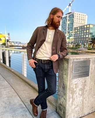С чем носить табачный пиджак в 30 лет мужчине в стиле смарт-кэжуал: Ансамбль из табачного пиджака и темно-синих джинсов позволит выглядеть по моде, но при этом выразить твою индивидуальность. Вместе с этим ансамблем удачно будут выглядеть темно-коричневые кожаные повседневные ботинки.