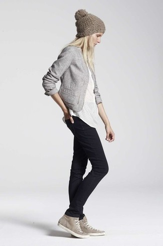 С чем носить серый пиджак в 30 лет женщине: Если ты считаешь себя одной из тех девушек, хорошо ориентирующихся в том, что стильно, а что нет, тебе понравится лук из серого пиджака и черных джинсов скинни. Ты можешь легко приспособить такой лук к повседневным реалиям, надев серыми замшевыми высокими кедами.