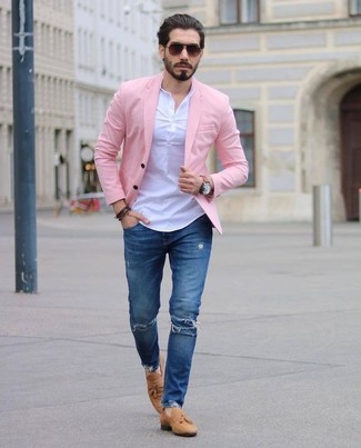 С чем носить ярко-розовый пиджак мужчине лето в стиле кэжуал: Такое простое и удобное сочетание базовых вещей, как ярко-розовый пиджак и синие рваные зауженные джинсы, нравится молодым людям, которые любят проводить дни в постоянном движении. Разбавить образ и добавить в него чуточку классики помогут светло-коричневые замшевые лоферы с кисточками. Весьма подходящая идея для летнего ансамбля.