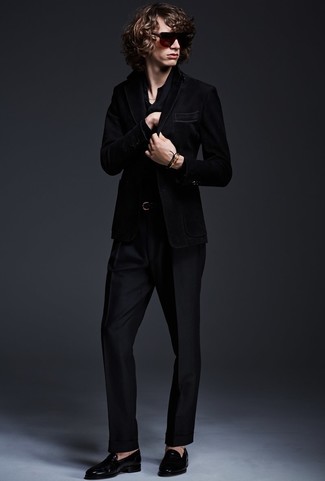 Как носить черный пиджак с черными кожаными лоферами мужчине: Черный пиджак в паре с черными классическими брюками поможет составить выразительный мужской образ. Черные кожаные лоферы — хороший вариант, чтобы завершить образ.