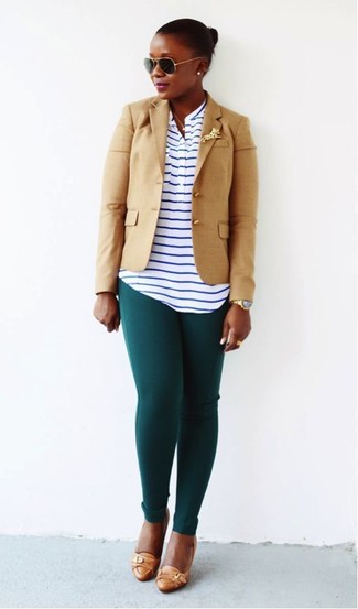 С чем носить темно-зеленые леггинсы: Сочетание светло-коричневого пиджака и темно-зеленых леггинсов не прекращает покорять сердца стильных дам. Светло-коричневые кожаные туфли — хороший вариант, чтобы закончить образ.
