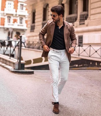 Какие брюки чинос носить с коричневым пиджаком в 30 лет в стиле смарт-кэжуал: Коричневый пиджак в паре с брюками чинос позволит подчеркнуть твою индивидуальность и выигрышно выделиться из общей массы. Такой лук обретет свежее прочтение в сочетании с темно-коричневыми замшевыми оксфордами.