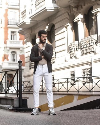 С чем носить темно-коричневый пиджак мужчине: Комбо из темно-коричневого пиджака и белых брюк чинос позволит создать стильный, и в то же время мужественный лук. Чтобы привнести в лук чуточку расслабленности , на ноги можно надеть серые кроссовки.