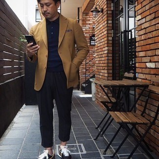 Как носить бежевый пиджак с коричневыми кроссовками мужчине: Бежевый пиджак и черные брюки чинос помогут создать гармоничный стильный лук. Создать красивый контраст с остальными составляющими этого лука помогут коричневые кроссовки.