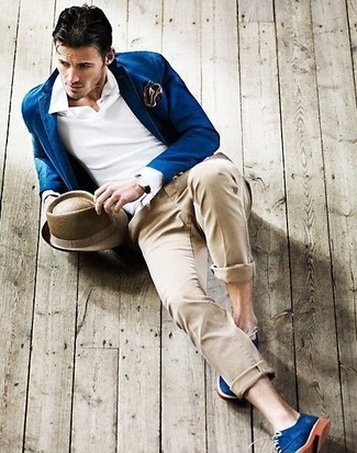 С чем носить синий пиджак в 30 лет мужчине в стиле смарт-кэжуал: Синий пиджак и бежевые брюки чинос безусловно украсят твой гардероб. Такой образ получит новое прочтение в тандеме с синими замшевыми туфлями дерби.