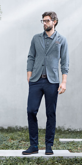 Как носить серый вязаный пиджак с темно-синими брюками чинос: Если ты принадлежишь к той редкой категории джентльменов, которые каждый день стараются смотреться с иголочки, тебе подойдет тандем серого вязаного пиджака и темно-синих брюк чинос. Сделать образ изысканнее помогут темно-синие замшевые туфли дерби.