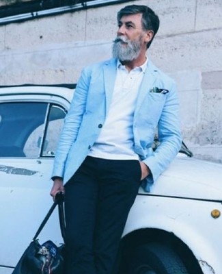 С чем носить черно-белые брюки чинос за 60 лет в теплую погоду в стиле смарт-кэжуал: Если ты приписываешь себя к той редкой группе молодых людей, которые каждый день стараются одеваться безукоризненно стильно, тебе понравится тандем голубого пиджака и черно-белых брюк чинос.