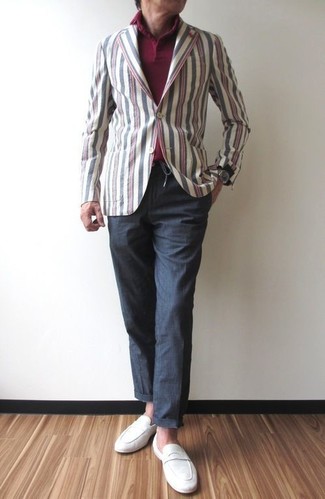 С чем носить разноцветный пиджак в вертикальную полоску мужчине: Создав лук из разноцветного пиджака в вертикальную полоску и темно-серых брюк чинос, получишь подходящий мужской лук для неофициальных мероприятий после работы. Этот лук обретает свежее прочтение в тандеме с белыми замшевыми лоферами.