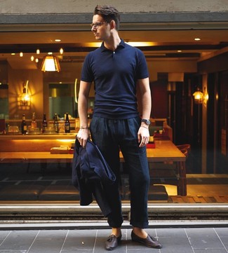 С чем носить темно-синий пиджак в 30 лет мужчине в стиле смарт-кэжуал: Сочетание темно-синего пиджака и темно-синих льняных брюк чинос — хороший пример привлекательного офисного стиля для парней. Теперь почему бы не добавить в повседневный образ немного изысканности с помощью темно-коричневых кожаных лоферов с кисточками?