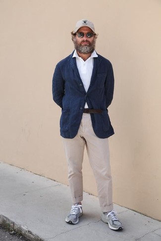Как носить брюки чинос с пиджаком за 40 лет в жару в стиле кэжуал: Пиджак и брюки чинос позволят создать интересный мужской образ для работы в офисе. Этот образ стильно дополнят серые кроссовки.