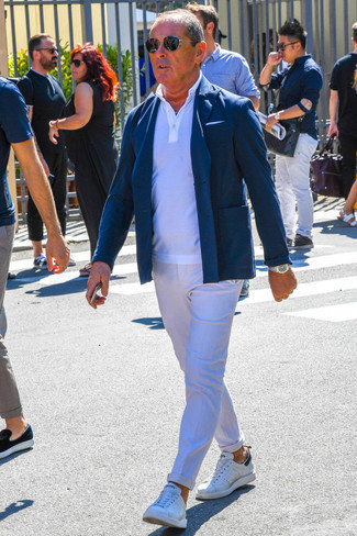 Как носить синий пиджак с белыми брюками чинос за 50 лет лето: Если ты принадлежишь к той редкой категории парней, которые каждый день одеваются безупречно стильно, тебе понравится образ из синего пиджака и белых брюк чинос. Любишь дерзкие сочетания? Можешь завершить свой ансамбль белыми кожаными низкими кедами. В жару подобный образ — это то, что надо.