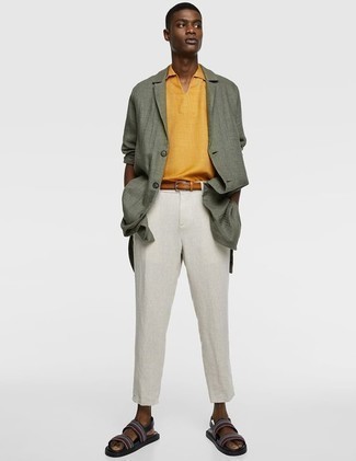 Модный лук: оливковый льняной пиджак, горчичная футболка-поло, белые льняные брюки чинос, разноцветные сандалии из плотной ткани