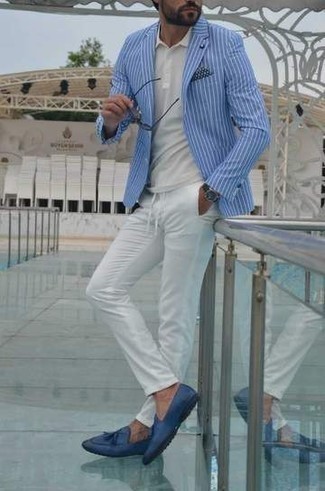 Какие футболки-поло носить с белыми брюками чинос в 30 лет: Дуэт футболки-поло и белых брюк чинос смотрится привлекательно и современно. И почему бы не добавить в этот образ на каждый день немного изысканности с помощью синих кожаных лоферов с кисточками?