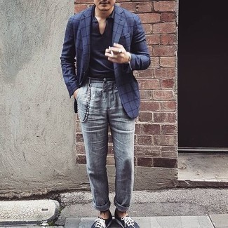 С чем носить темно-синие низкие кеды из плотной ткани в 30 лет мужчине в теплую погоду: Синий пиджак в клетку и серые льняные брюки чинос — великолепный выбор для повседневного офисного ансамбля. Выбирая обувь, можно немного поэкспериментировать и завершить лук темно-синими низкими кедами из плотной ткани.